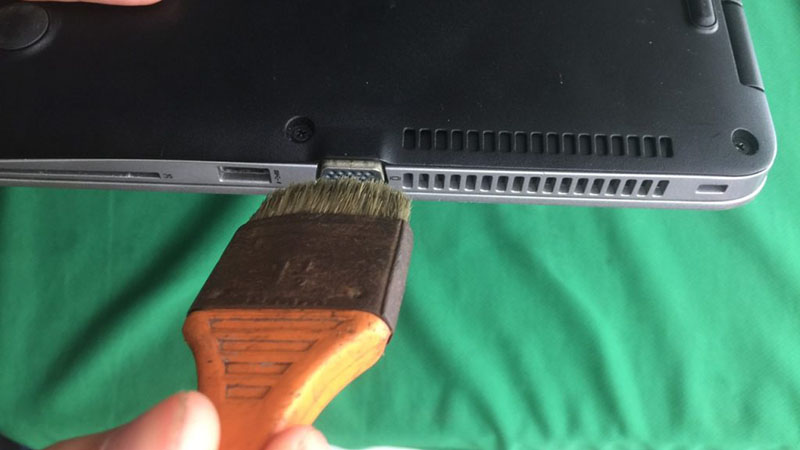 Vệ sinh khe tản nhiệt laptop bằng cọ lông mềm